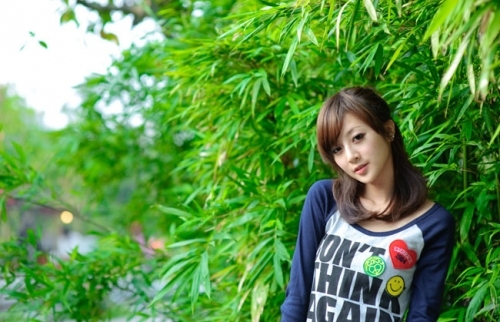Photoshop调出竹林美女图片甜美的橙红色